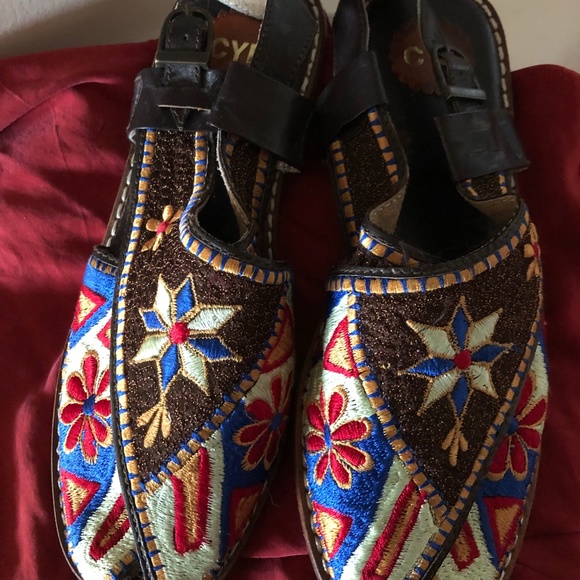 Cyd Indian sandals - Picture 1 of 5